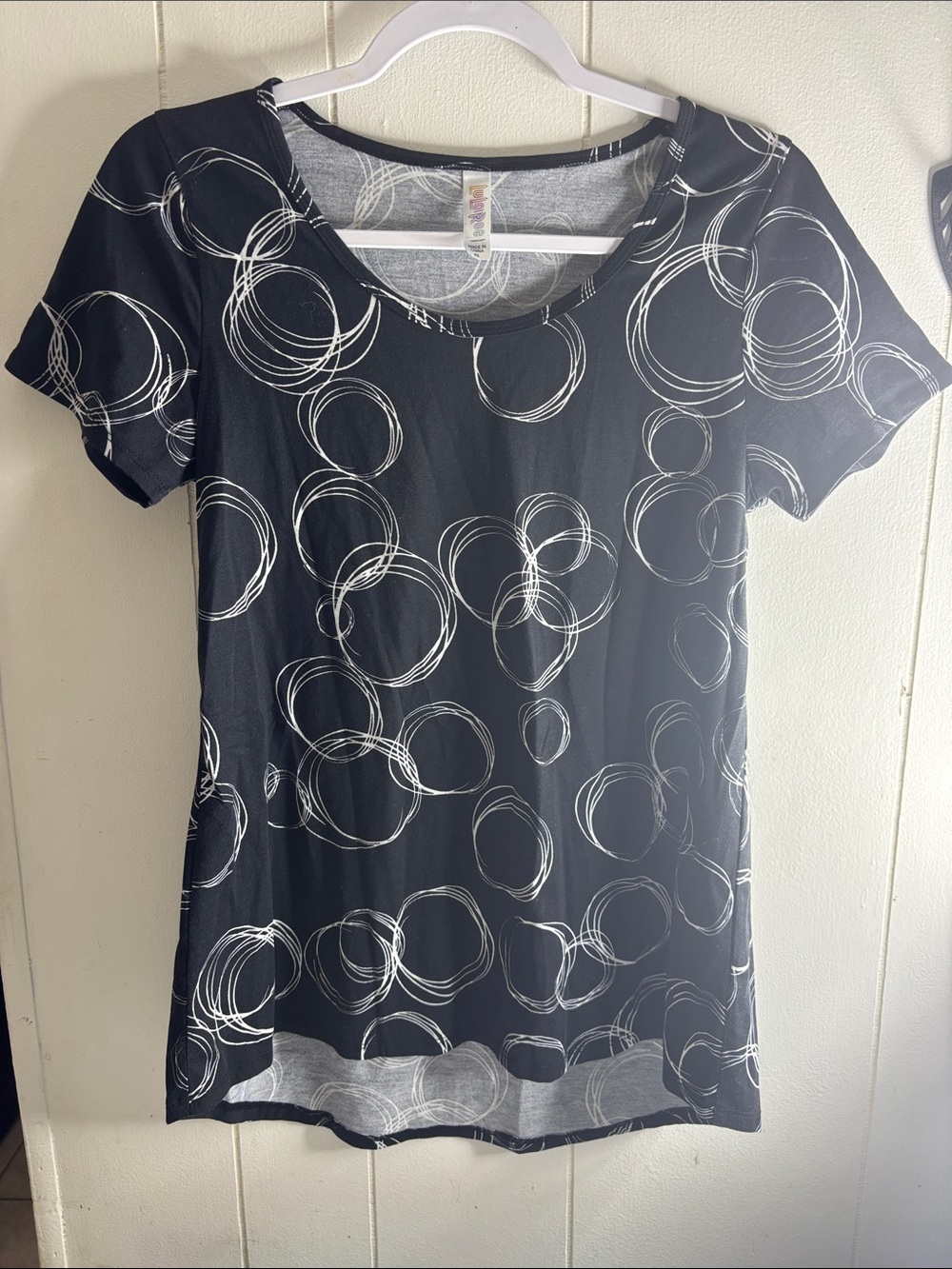461 - Women’s Black Short-Sleeve Scoop Neck Top with White Circle Print